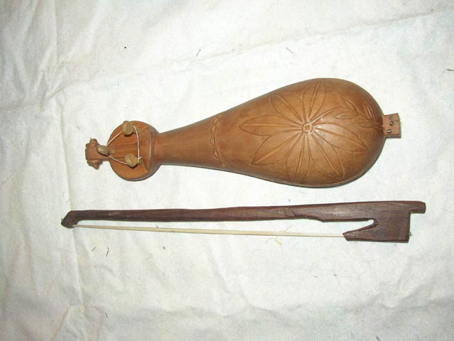 Hand_carved_guzla_and_bow_back