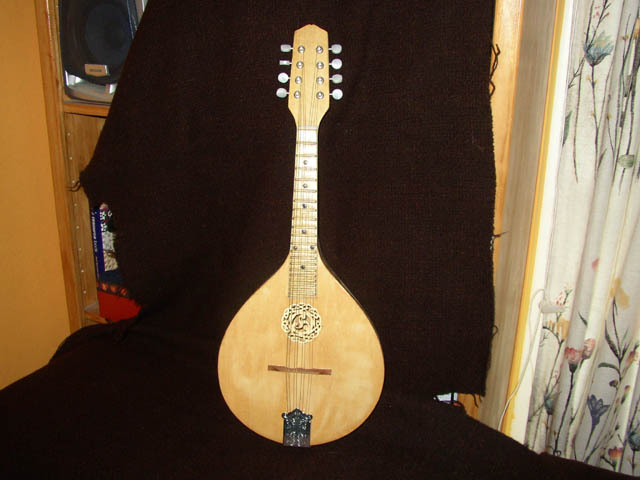 Refinished_mandolin_with_celtic_rosette2
